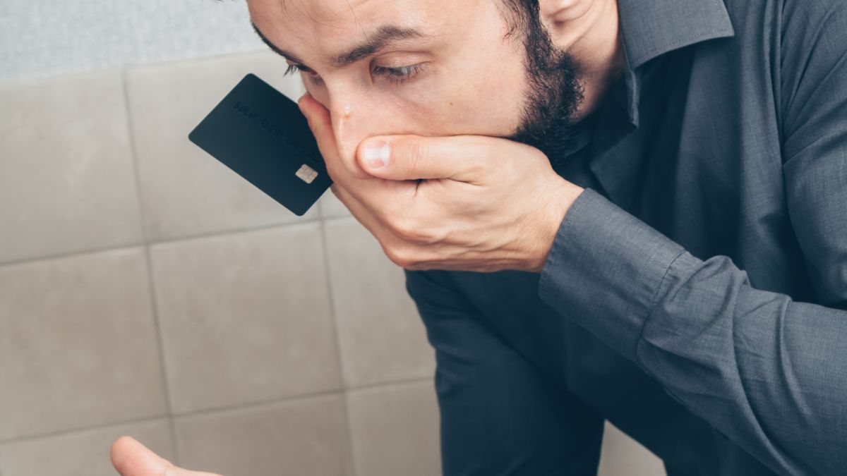 Comment reconnaître un faux conseiller bancaire qui demande vos codes en urgence ?