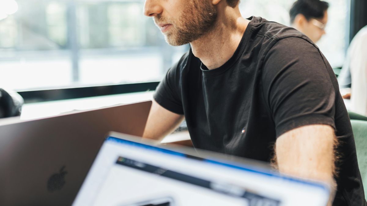 Stratégies de pen testing adaptées aux API et applications mobiles