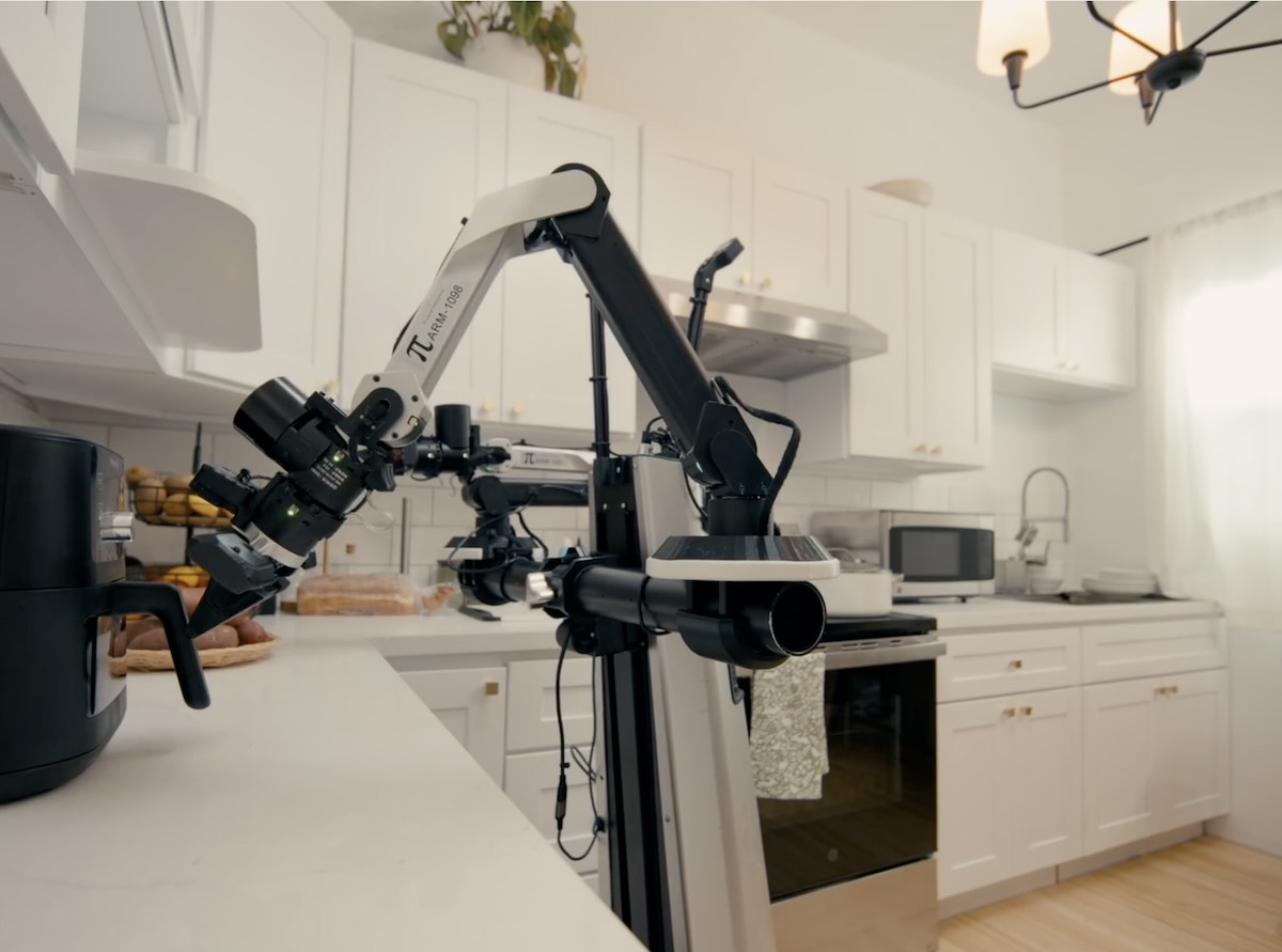 Comment l&rsquo;IA aide les robots à exécuter des tâches inédites : Physical Intelligence a développé π0.7