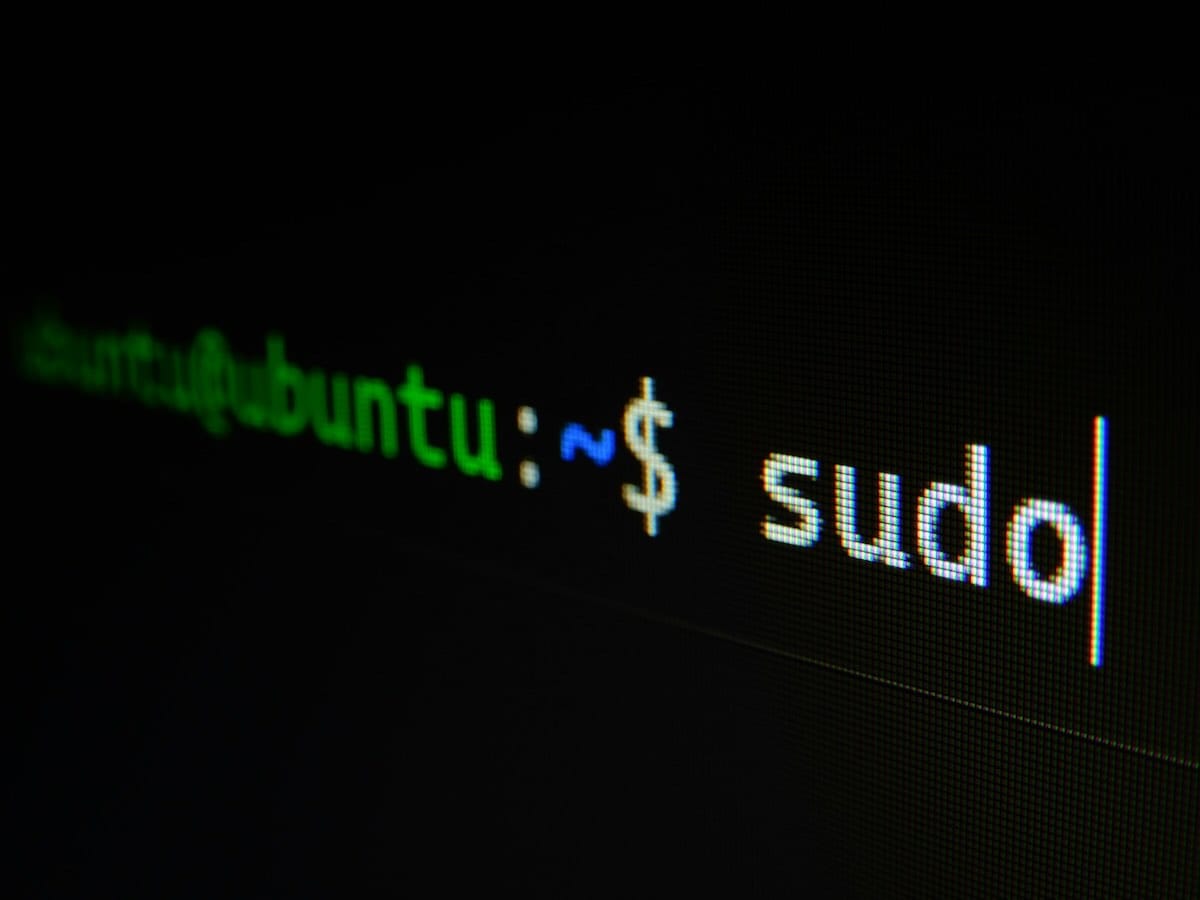 Debian autorise les contributions assistées par IA dans le code Linux