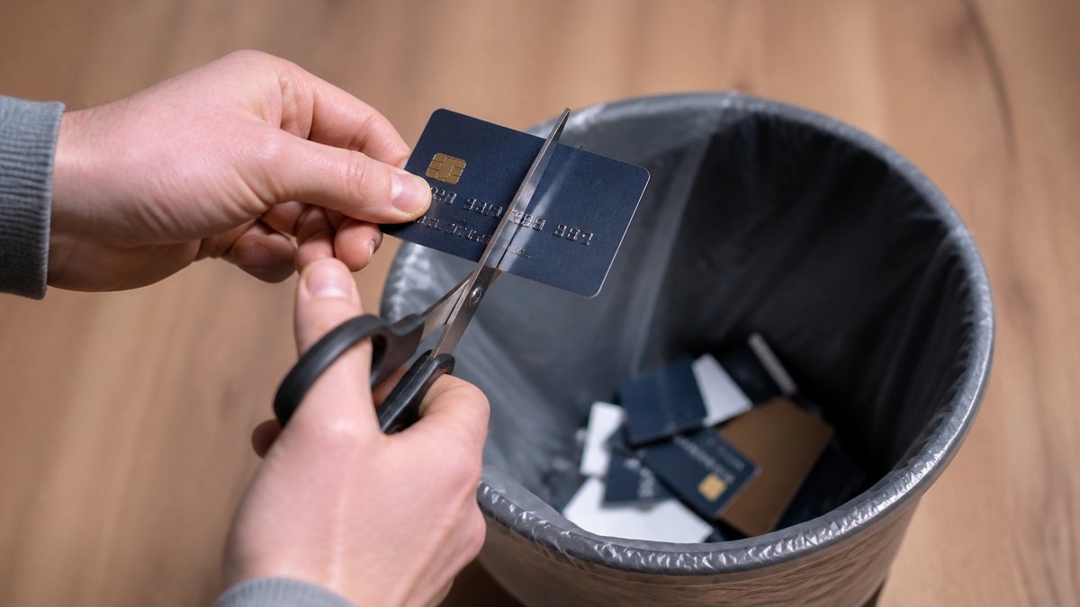Pourquoi il ne faut pas découper votre carte bancaire périmée contenant des composants électroniques